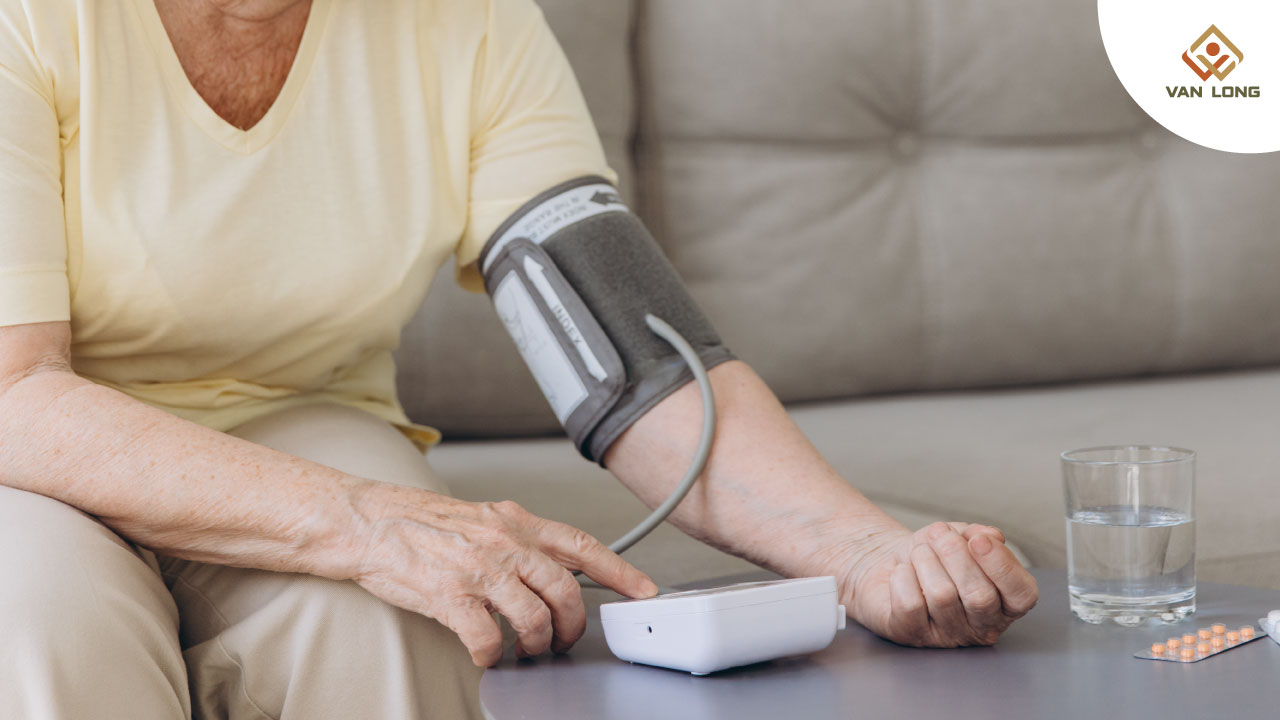 đo huyết áp buổi sáng tại nhà đúng cách