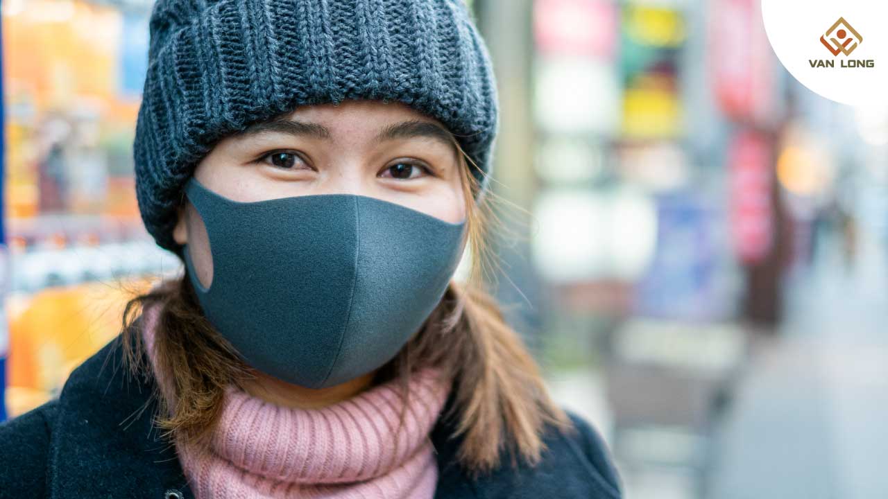 sử dụng khẩu trang và khăn choàng cổ