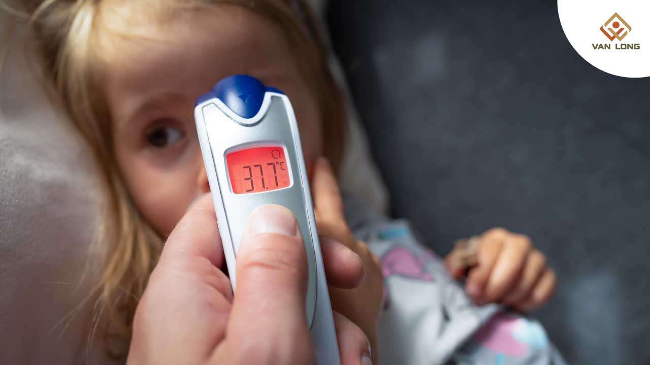 theo dõi thân nhiệt khi trẻ sốt về đêm
