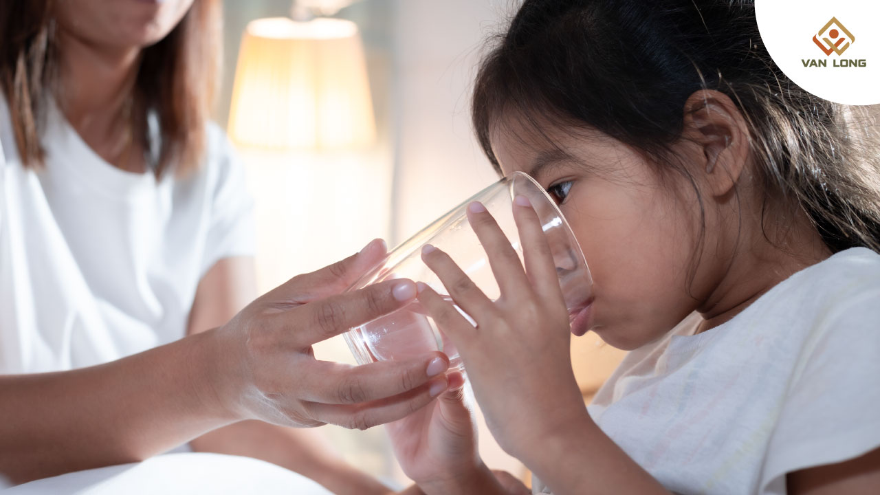 Theo dõi và chăm sóc trẻ sốt tại nhà – nguyên tắc an toàn